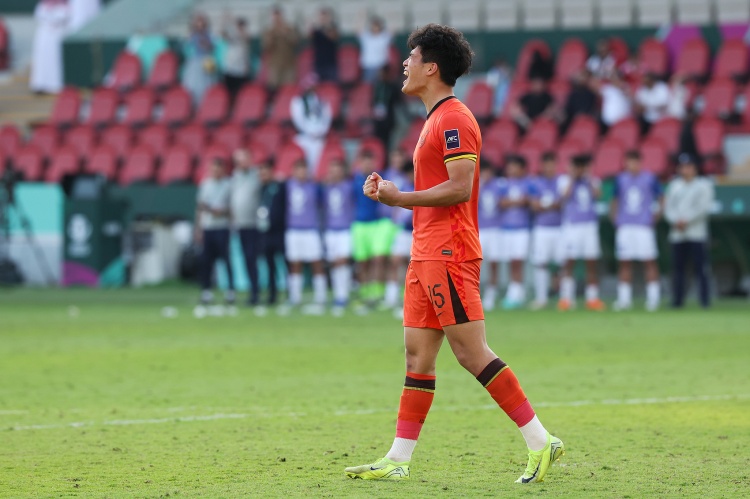 比分更新-足球报：在和彭啸历任教练沟通中，他们普遍看好彭啸在国足的前景